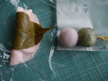 「一力堂 京店本店」 料理 12005760 左：桜餅、右：楽山だんご