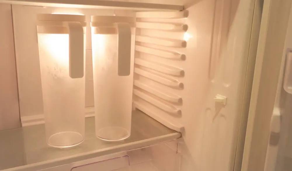 ペットボトルフリーの取り組みも。客室冷蔵庫にピッチャーがあり館内のウォーターサーバーを自由に利用できて便利!