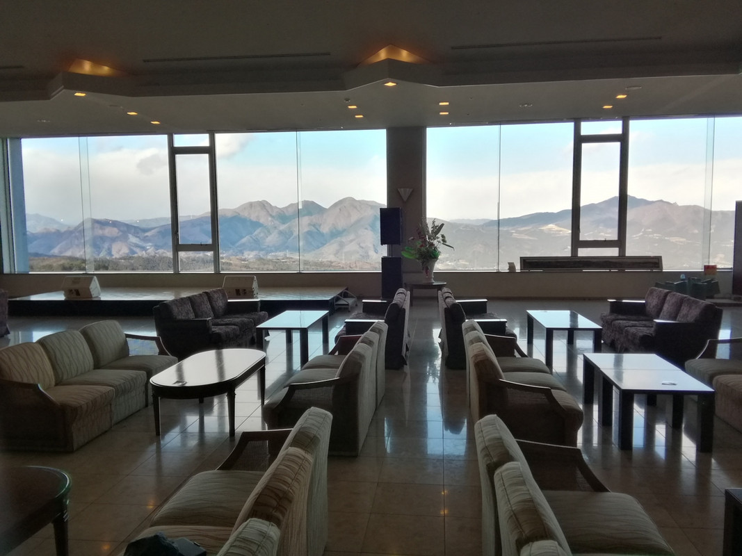 ロビーから上州の山々を眺める