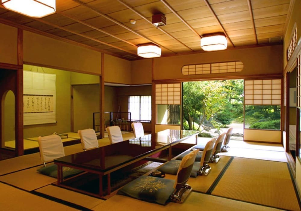 旅館のお食事処