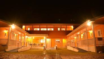 施設の正面 (日没後) / 2