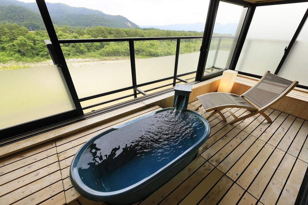 緑豊かな新興温泉地3477323