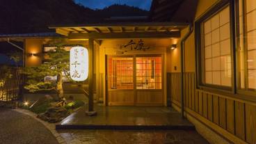 施設の正面 (日没後) / 5