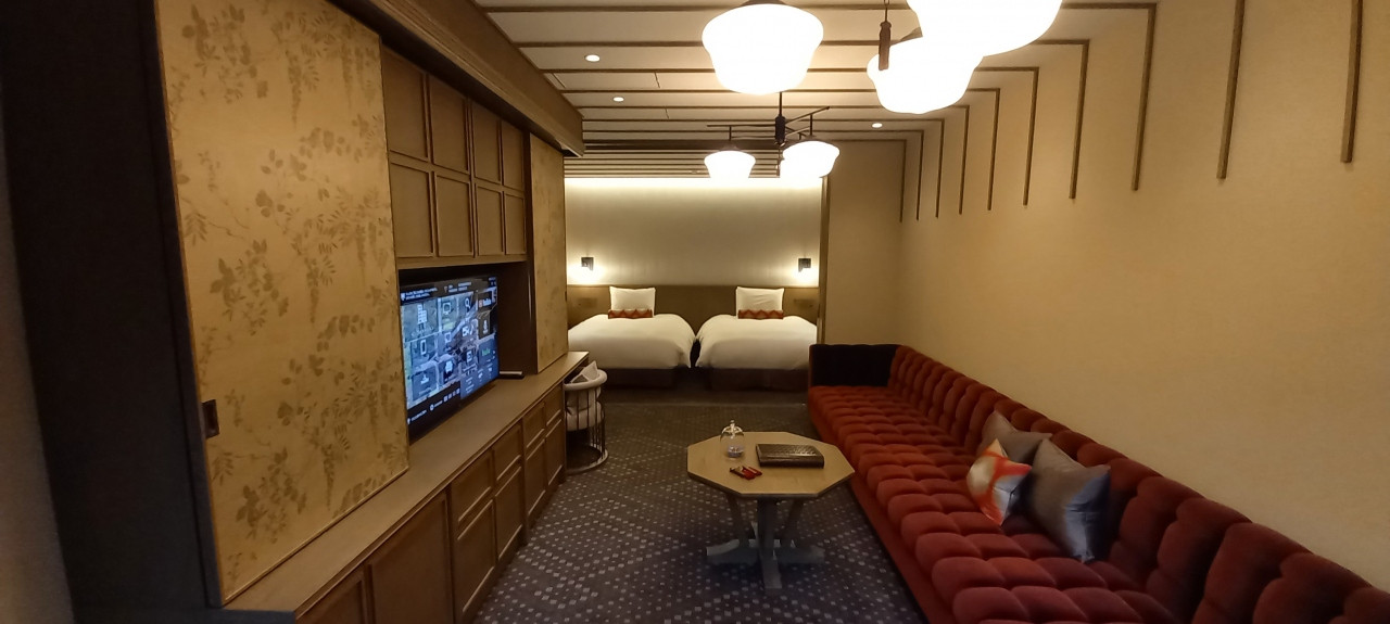 テレビ前扉を開けると冷蔵庫側が閉まり不便。