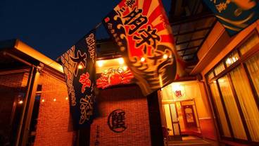 施設の正面 (日没後) / 1