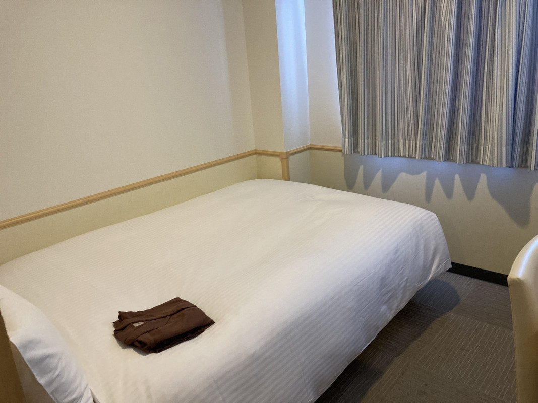 ベッドは少し広め