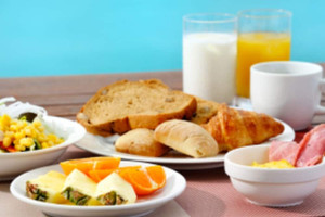 パンやフルーツなど和洋豊富な朝食