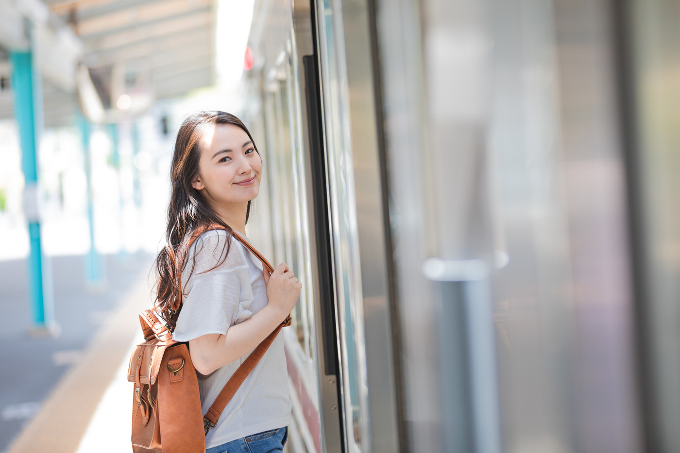 電車　女性　撮影協力「京王電鉄株式会社」