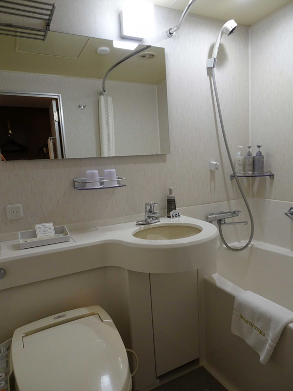 明るくてきれいなバスルーム