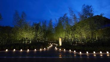 施設の正面 (日没後) / 1