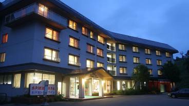 施設の正面 (日没後) / 1