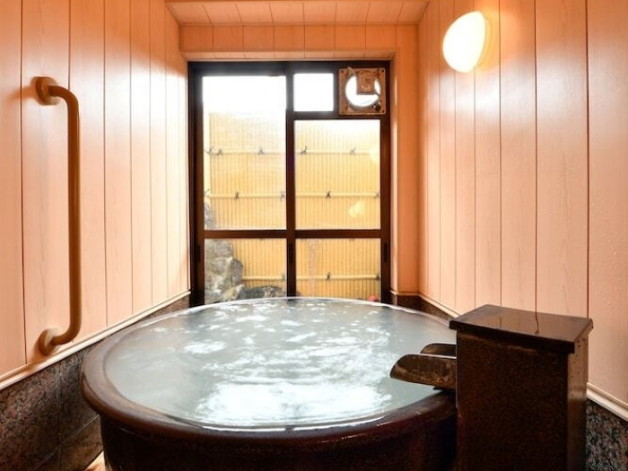 肌が白くなるともいわれている酸性泉。草津のお湯でじんわり温まって、心と体をほぐしましょう