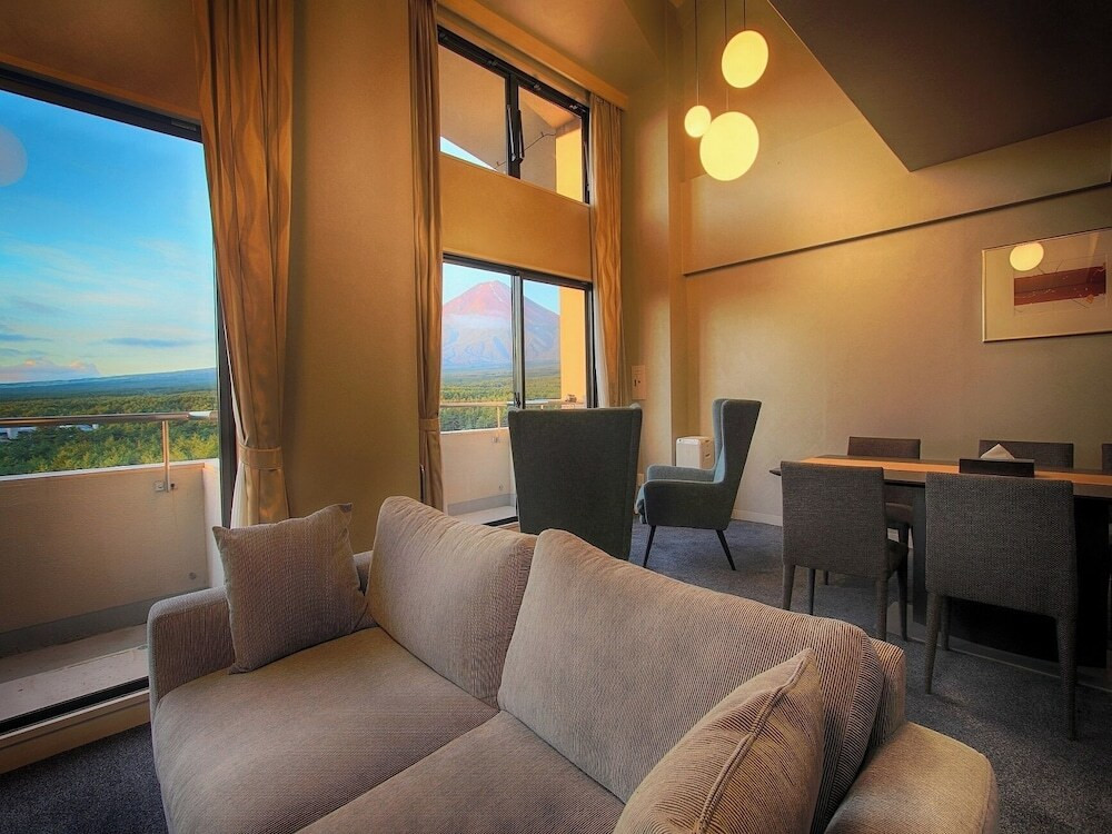 客室内のダイニングエリア