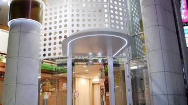 施設の正面 (日没後) / 2