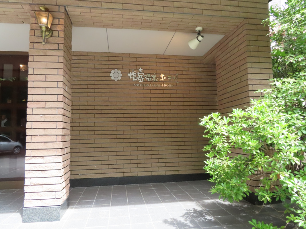 森の中の小川のほとりにあります