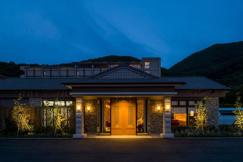 施設の正面 (日没後)