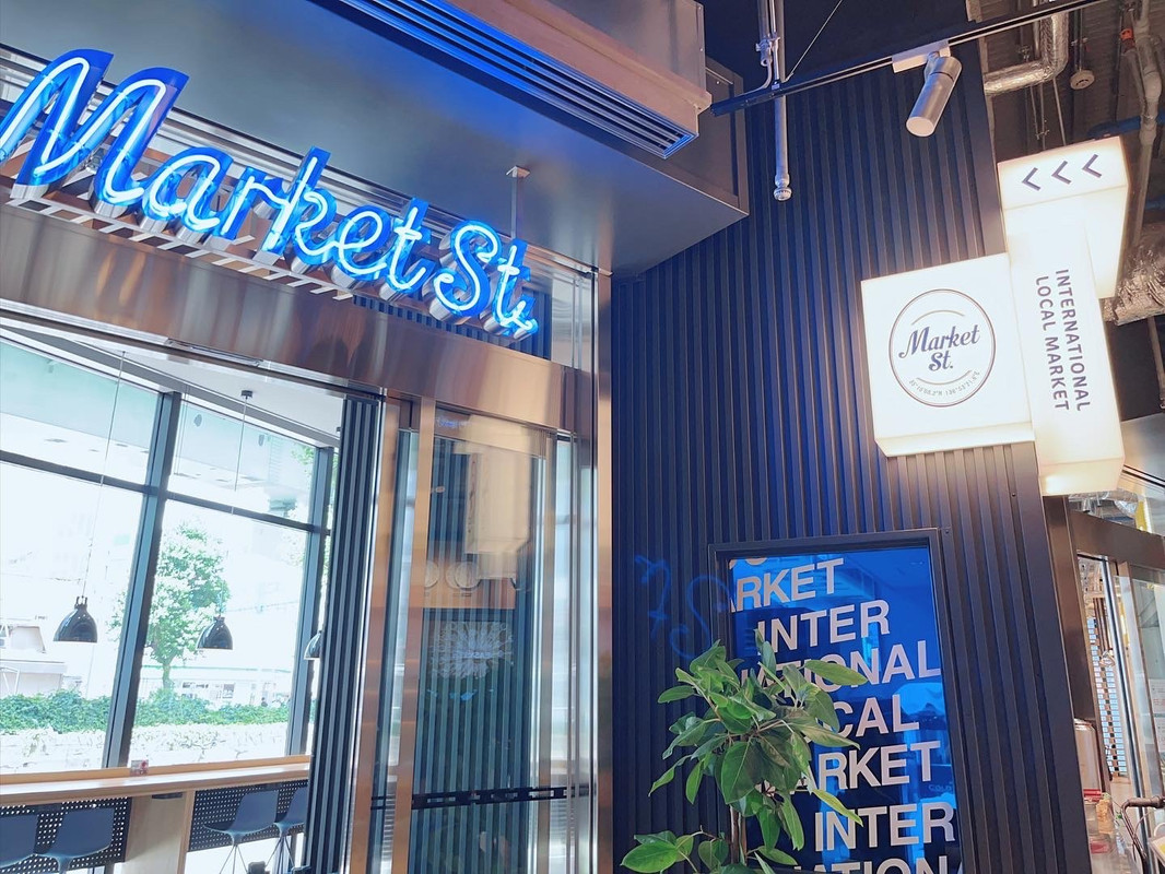 併設レストラン「マーケットストリート」は外も中も外国っぽくて良き♪