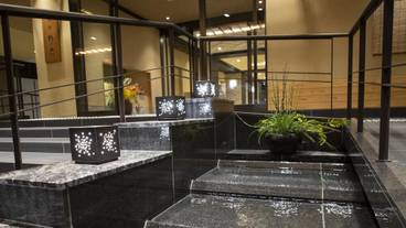 施設の正面 (日没後) / 8