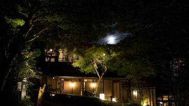 施設の正面 (日没後) / 1