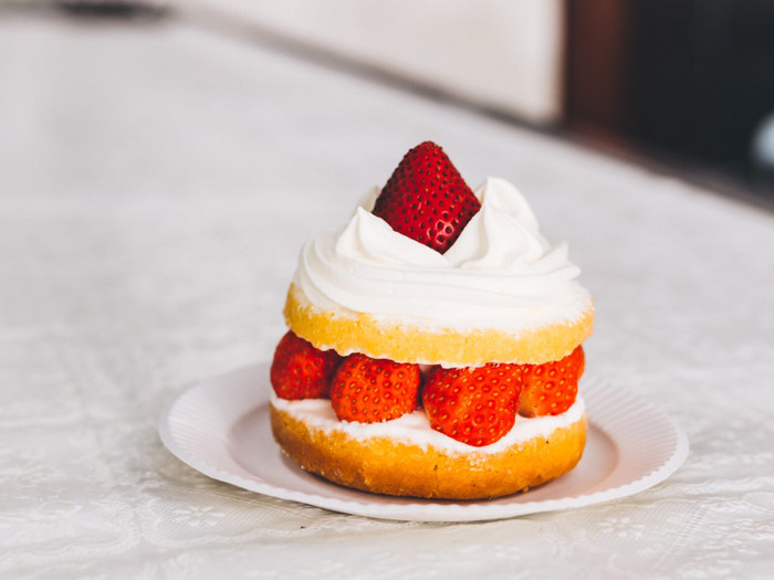 懐かしい味わいのスポンジに生クリームとイチゴをたっぷりサンド。粒ごとぎっしり入ったイチゴがジューシー♡