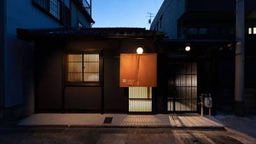 施設の正面 (日没後) / 3