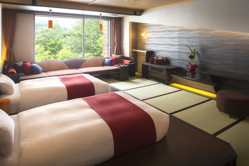 窓際の大きなソファーで緑を眺めながらゆったり寛ぐ4031805