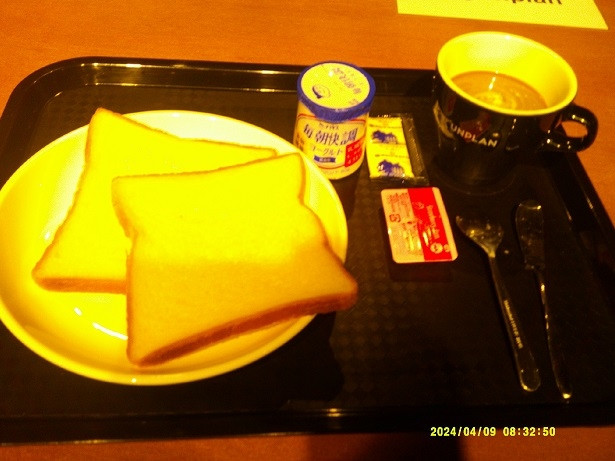 簡単な朝食が無料で頂けるのは良いですね。