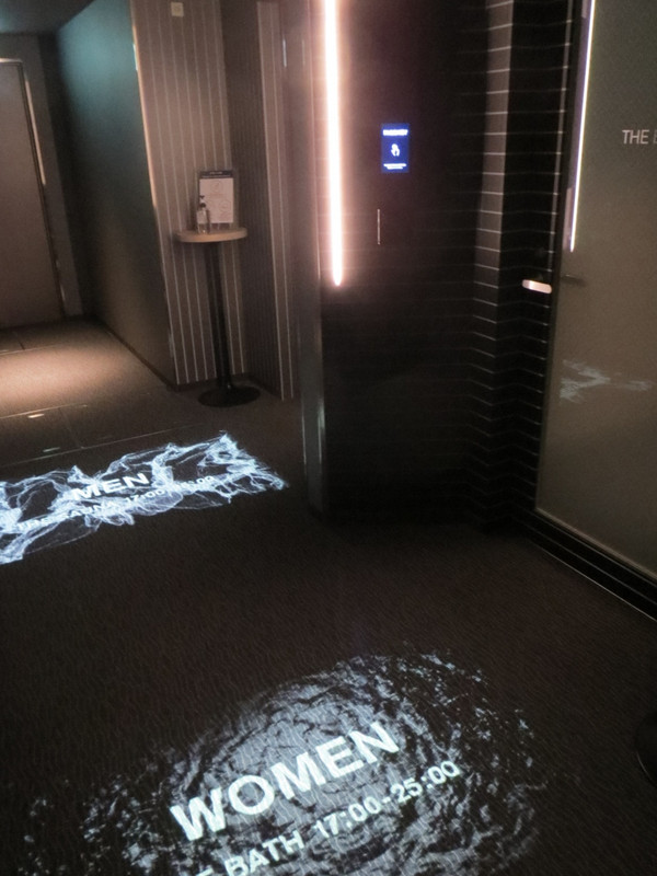 大浴場の脱衣室前の廊下　表示がモダンだ