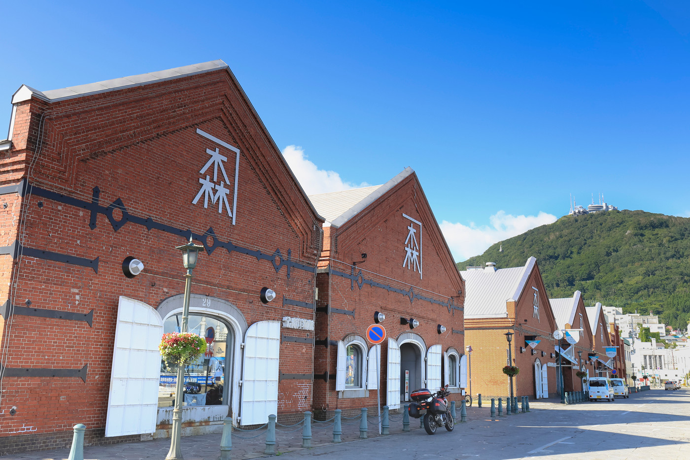 函館　金森赤レンガ倉庫と函館山