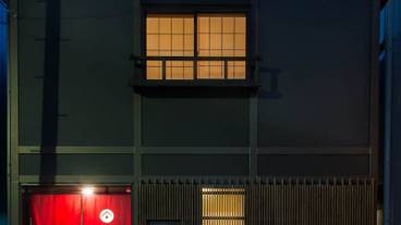 施設の正面 (日没後) / 2