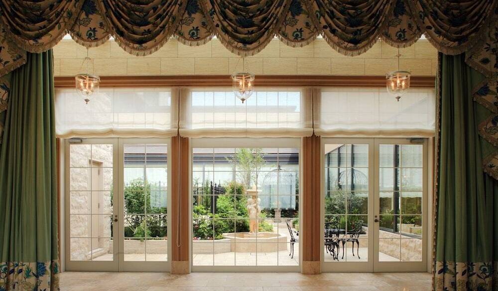 ホールから見た中庭 / 1