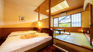 和洋室 シングルベッド2台プラス畳エリア (27 sqm)