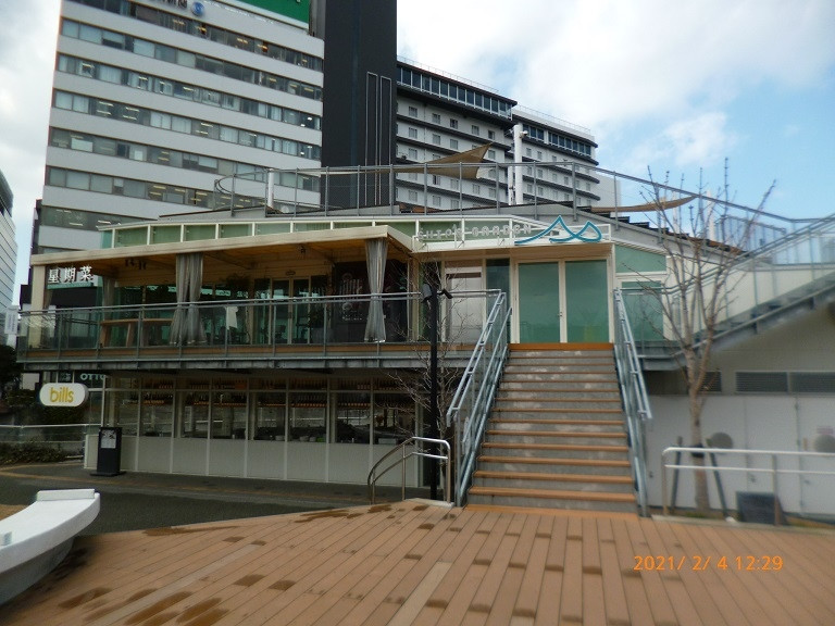 手前の水上公園の向こう対岸に建っています。