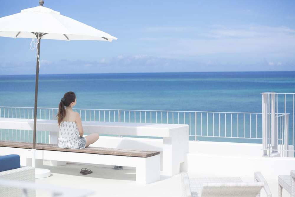 花束やメッセージ付きのデザートで、記念日を素敵に演出3348934