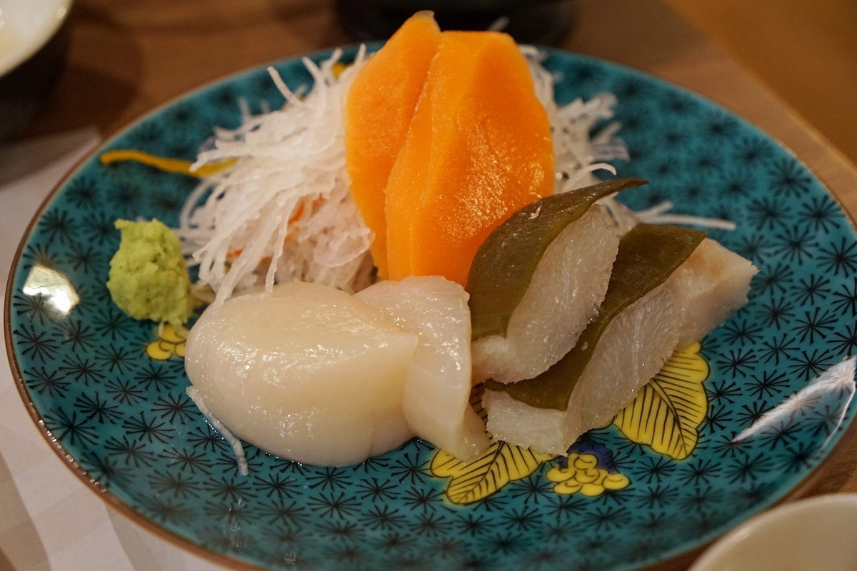 地産の帆立とサーモンとホッケの昆布締め