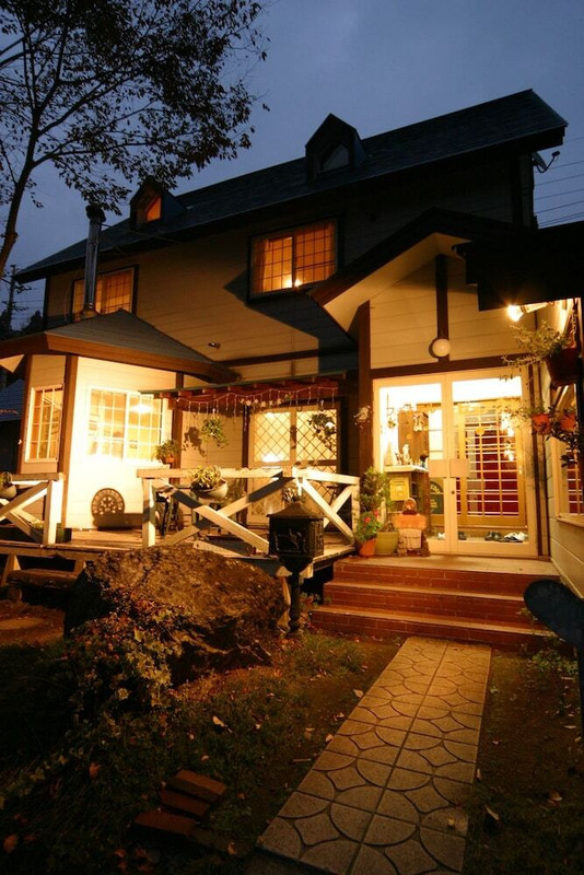 施設の正面 (日没後)