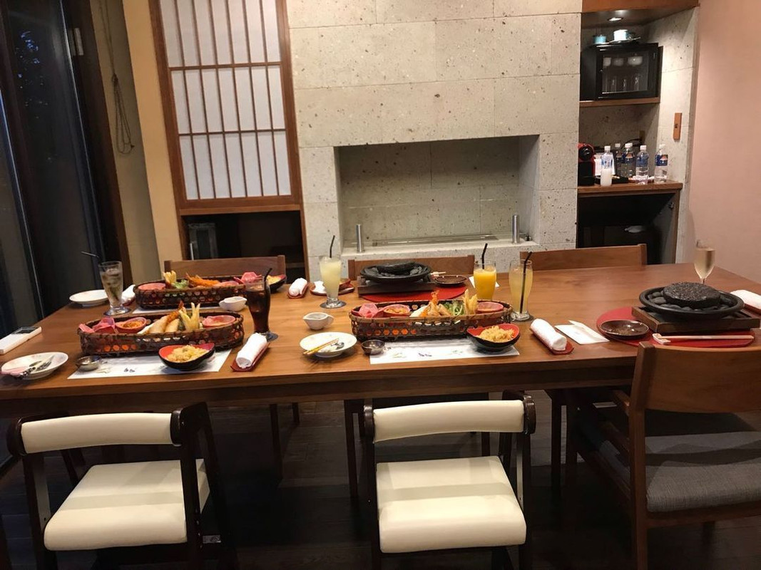 別館　貴賓室「千条」。5人かけのテーブルがあり、テーブルとイスでの食事が可能 / 2