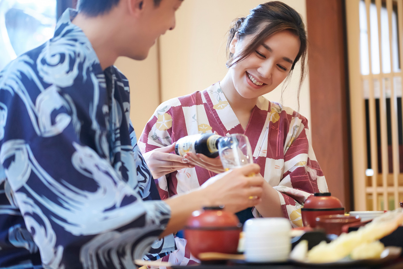 温泉旅行に行く夫婦