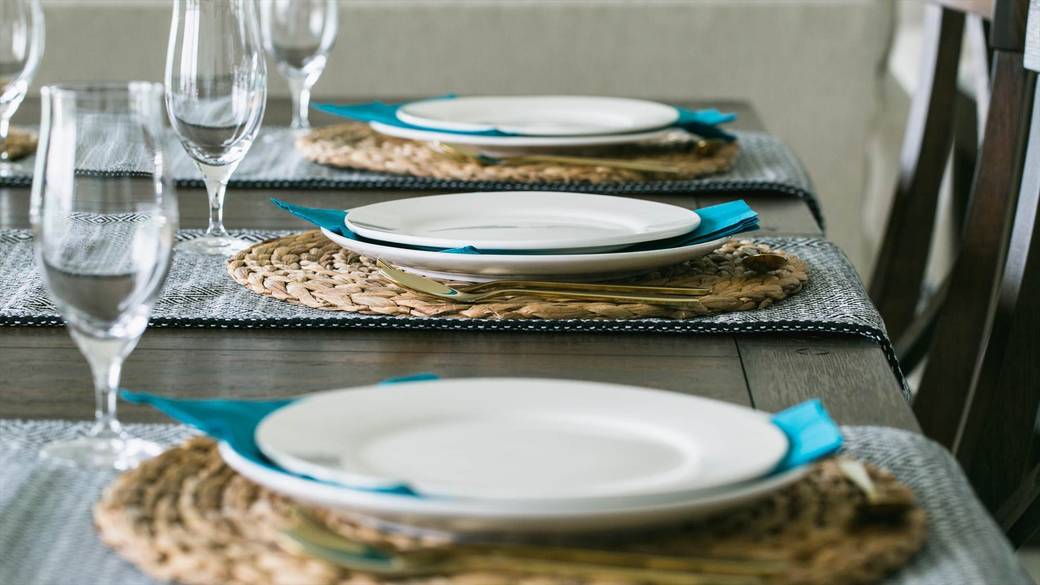 客室内に食器セットもあり / 4