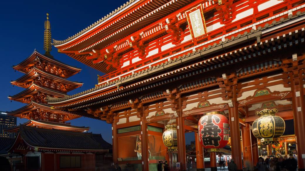 ライトアップされた
「浅草寺」へ / 1