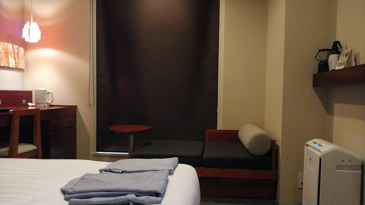 窓際にソファがあります。