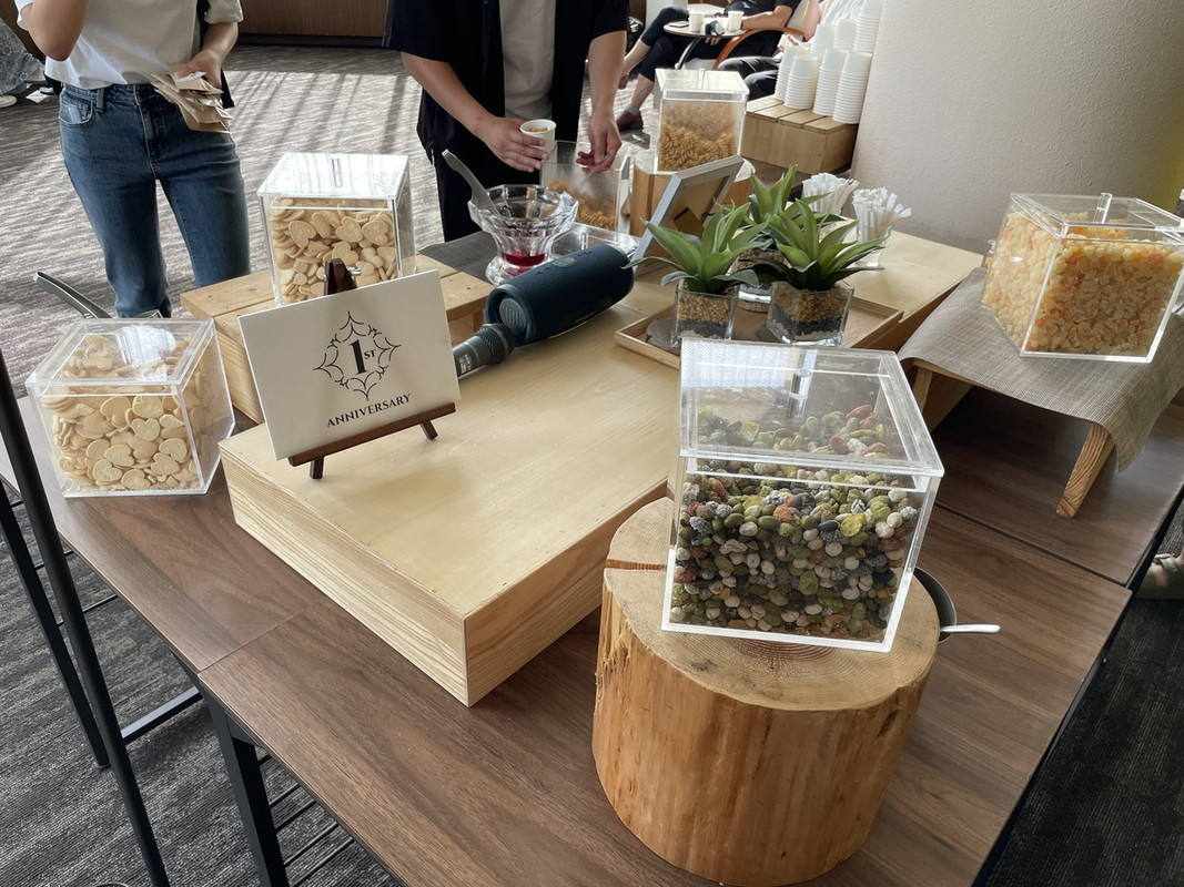 ラウンジは、スナック類が少し