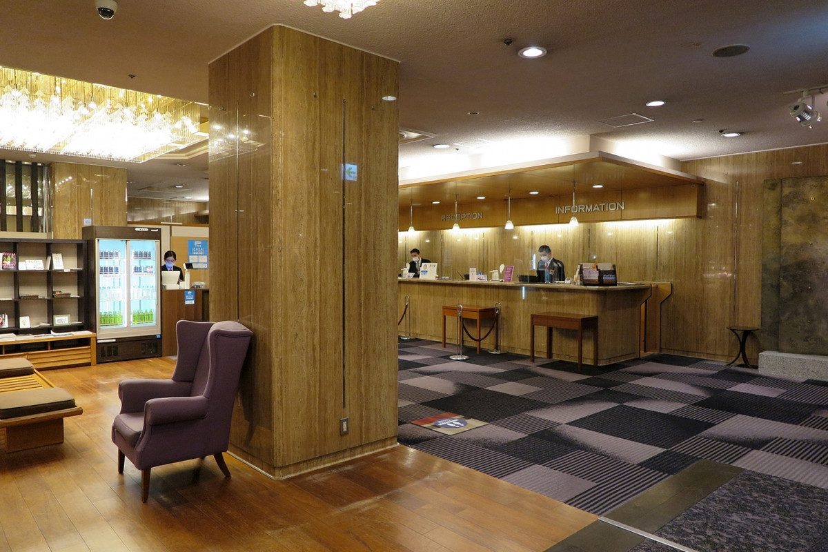 フロントデスクの応対は丁寧、中華系スタッフの姿もありました