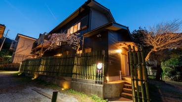 施設の正面 (日没後) / 2