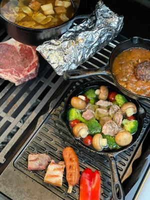 メインのステーキは、各棟備え付けの本格グリルを使って自分たちで調理。アウトドアご飯の醍醐味もしっかり楽しめる / 3