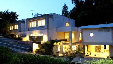 施設の正面 (日没後) / 1