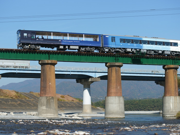 車両は藍色のグラデーションが爽やか