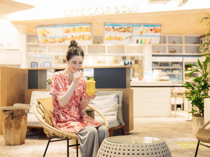 かわいくてテンションが上がる「THE BAR」のスムージー「ゴールデンマンゴー」800円。スパの後に幸せの一杯です♡