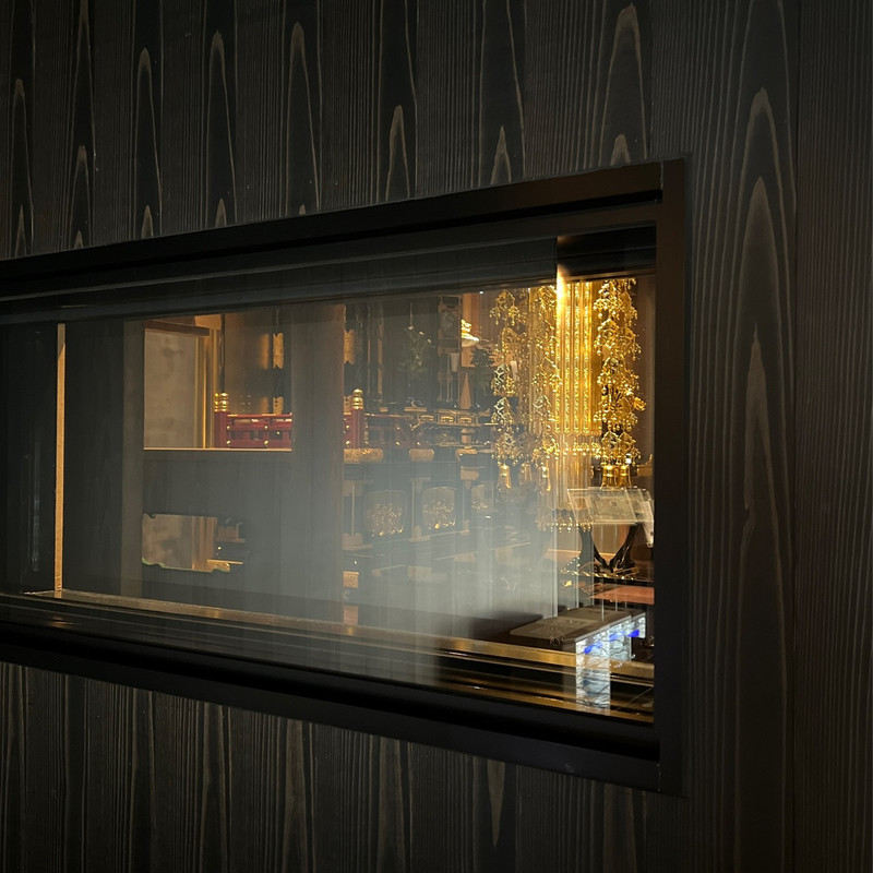 ロビーの窓から寺の本堂が見えます