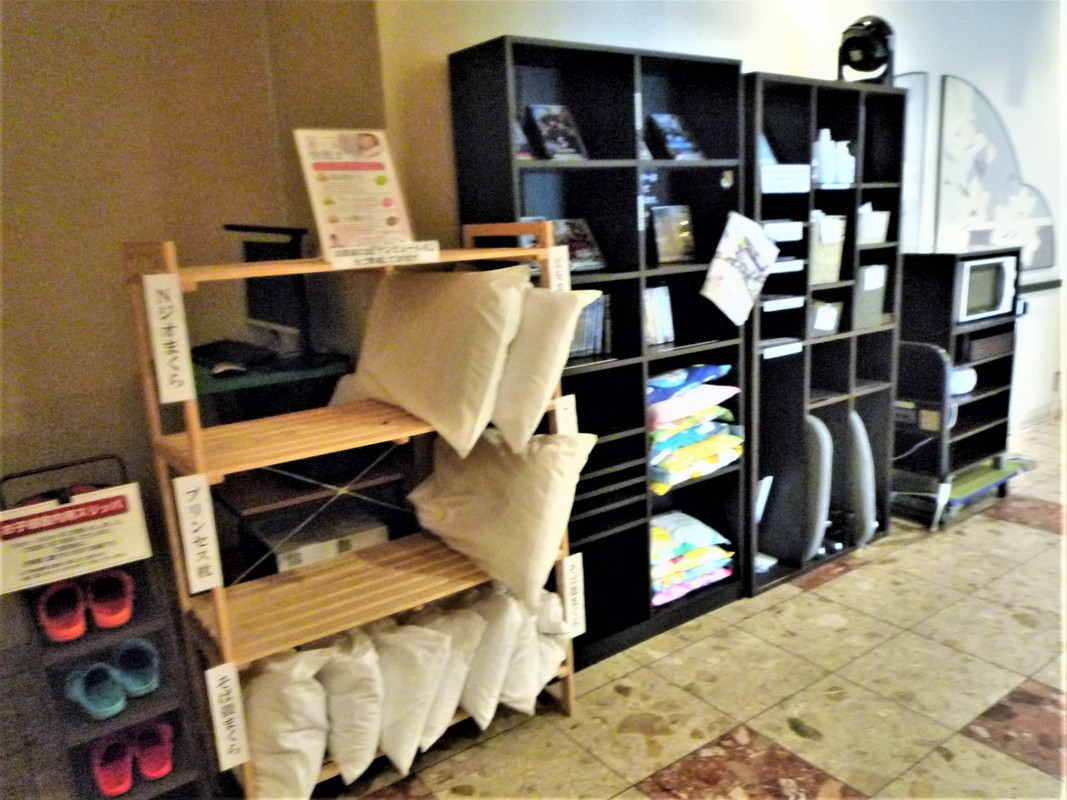 エレベータ―前の貸出コーナー